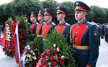 Торжественная траурная церемония на Пискаревском мемориальном кладбище