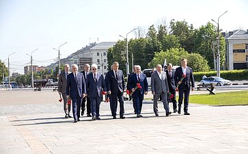 Сенаторы РФ приняли участие в возложении венка и цветов на Мемориальном комплексе «Три штыка»