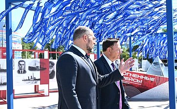 Александр Ролик во время региональной недели провел выездное совещание с главой Владивостока Константином Шестаковым на объектах благоустройства и спорта, построенных в этом году в столице Приморского края