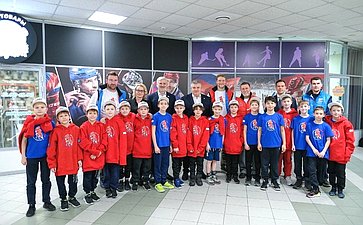 Сенатор Евгений Дитрих и Губернатор Новгородской области 
Александр Дронов встретились с хоккейной юношеской командой «Йети»