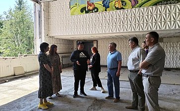 Сергей Михайлов проконтролировал ход капитального ремонта школ № 4 и № 7 в Краснокаменске