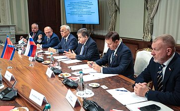 Встреча первого заместителя председателя Комитета СФ по международным делам Владимира Джабарова с руководителем группы содействия развитию корейско-российской дружбы в Верховном народном собрании КНДР Ли Чхолем