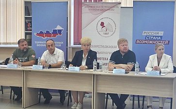 Ольга Бас в ходе поездки в регион приняла участие во встрече со старшеклассниками, где представители проекта «Россия ‒ страна возможностей» подготовили обсуждение на тему «Беслан: никогда снова»