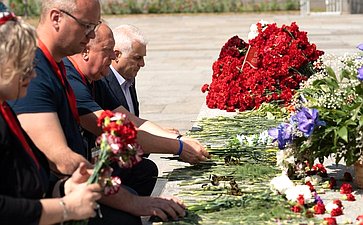 Участники культурно-образовательного проекта «Поезд Памяти» почтили память героев блокадного Ленинграда