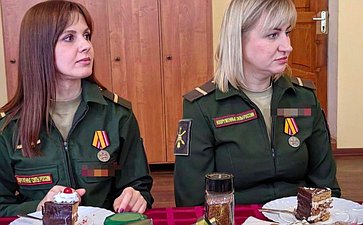 Артем Малащенков поздравил смолянок-военнослужащих с Международным женским днем