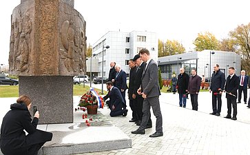Сенаторы возложили цветы к памятнику испытателям отечественного ядерного оружия