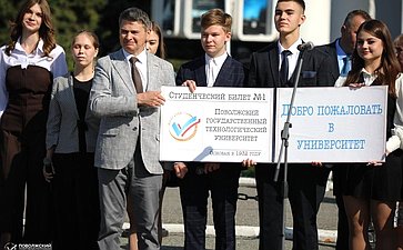 Константин Косачев и Сергей Мартынов приняли участие в торжественной линейке, посвященной Дню знаний