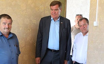Александр Савин осмотрел капитально отремонтированное здание школы в Хвастовичском районе Калужской области