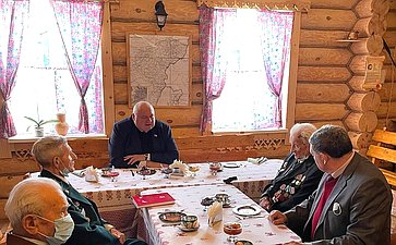 Сергей Аренин в канун праздника Нового года провел встречу с ветеранами Великой Отечественной войны