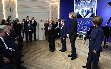 В рамках работы Х Парламентского форума «Историко-культурное наследие России» в Великом Новгороде Валентина Матвиенко посетила детскую общеобразовательную школу имени Г.Р. Державина и Дом музыки имени С.В. Рахманинова