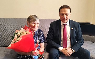 Александр Ролик во Владивостоке посетил на дому и вручил памятные медали «80 лет Победы над Японией» ветеранам, Почётным гражданам Приморского края Геннадию Степанову и Павле Мельниковой