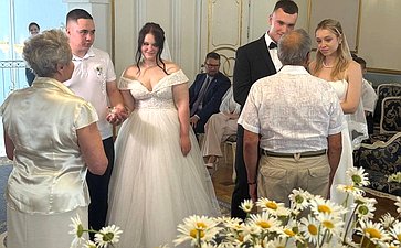 Руслан Смашнев поздравил смоленские пары с Днем семьи, любви и верности