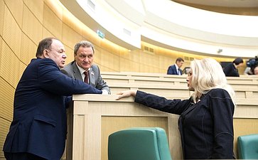 Сенаторы перед началом 434-го заседания Совета Федерации