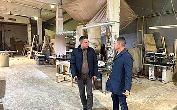 Айрат Гибатдинов посетил фабрику в Заволжском районе Ульяновской области, которая специализируется на деревообработке