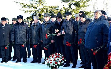Михаил Козлов почтил память костромичей, отдавших свою жизнь, защищая и обеспечивая безопасность Родины