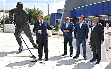Александр Карелин открыл в Омске сквер памяти Анатолия Тарасова