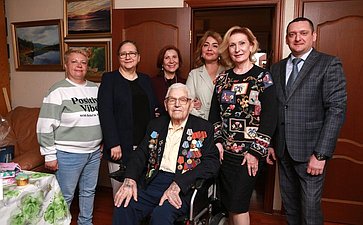 И. Святенко поздравила ветерана Великой Отечественной войны, жителя района Марьино Н. Ксендзюка с Днём рождения