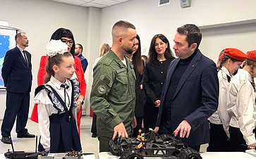 Елена Дягилева посетила модернизированный корпус школы в Снежногорске и вручила Почётную грамоту Совета Федерации начальнику управления образования Администрации ЗАТО Александровск