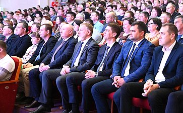 Сергей Горняков в ходе поездки в регион принял участие в торжественном мероприятии администрации городского округа г. Урюпинска в честь праздника 1 мая