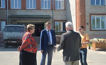 Александр Савин во время работы в регионе ознакомился с ходом проведения капитального ремонта в школах Калужской области