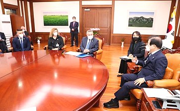 Российские парламентарии провели в г. Сеуле переговоры с Председателем Национального собрания Республики Корея Пак Пён Соком