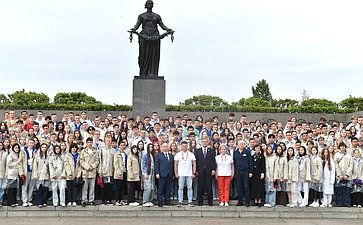 Участники проекта «Поезд Памяти» посетили Пискаревское мемориальное кладбище