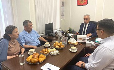 Баир Жамсуев встретился с земляками, волонтерами Москвы, участниками добровольного общества «Юрта»
