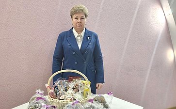 Ольга Бас в ходе поездки в регион совместно с ребятами из движения «Молодая гвардия – Юнармия» Луганский сводный отряд имени Героя России Е.А. Бровко дали старт акции «Пасхальная корзинка защитникам Отечества»
