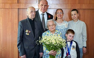 Александр Карелин поздравил с Днем Победы ветерана Великой Отечественной войны в Новосибирской области