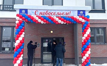 Айрат Гибатдинов совместно с губернатором области Алексеем Русских проконтролировал завершение строительства пяти новых жилых домов