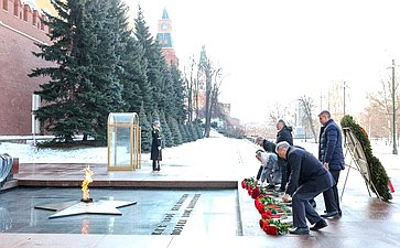 Председатель Совета Федерации Валентина Матвиенко возложила цветы к Могиле Неизвестного Солдата у Кремлевской стены