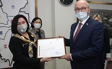 Сенатор Олег Цепкин вручил награды медицинским работникам