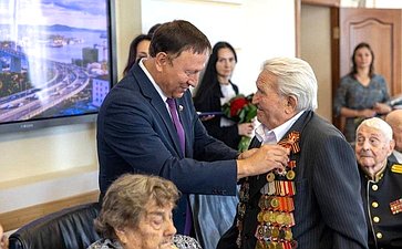 Александр Ролик совместно с главой Владивостока Константином Шестаковым провел встречу с проживающими в столице Приморья ветеранами — участниками боев с милитаристской Японией в августе-сентябре 1945 года
