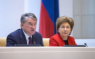 Ю. Воробьев и Г. Карелова на 385-м заседании Совета Федерации