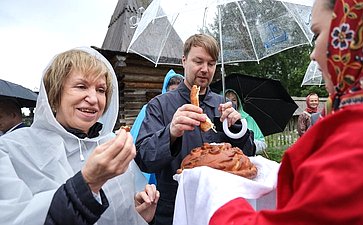 Сенаторы посетили музей деревянного зодчества «Малые Корелы»