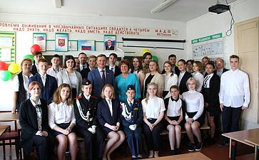 Виктор Новожилов принял участие в торжественной линейке в средней школе №90 п. Кулой Вельского района