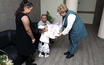 Оксана Хлякина приняла участие в благотворительной новогодней акции «Ёлка желаний»
