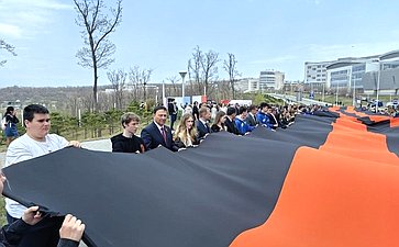 Александр Ролик во Владивостоке, в кампусе Дальневосточного федерального университета принял участие в патриотической акции «Международный Вальс Победы»