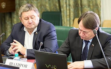 М. Пономарев и С. Шатиров Заседание Комитета СФ по экономической политике