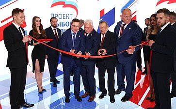 Владимир Якушев открыл работу стенда проекта «Выбор сильных» на площадке ПМЭФ (Фото «Единая Россия»)