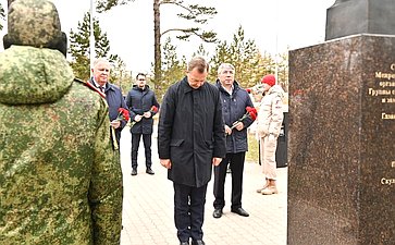 Сенаторы приняли участие в возложении цветов генерал-полковнику Бурлакову М.П., командующему западной группировкой войск, и Герою Советского Союза, генерал-майору Балдынову В.В