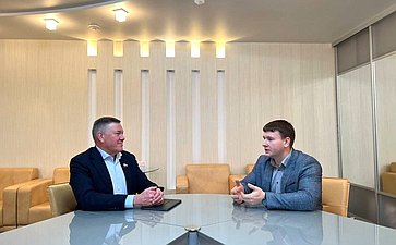 Олег Кувшинников провел встречу с представителем коллегиального органа при верхней палате парламента Александром Аксеновым