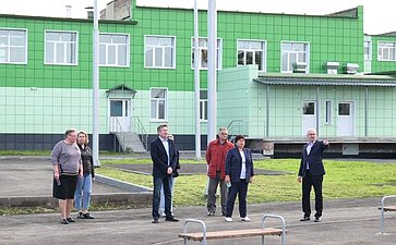 Олег Цепкин в рамках рабочей поездки в Саткинский район посетил школу в селе Айлино