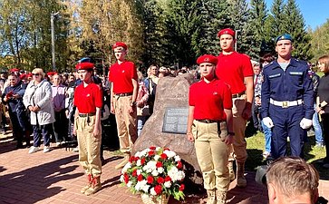 Анатолий Артамонов и Александр Савин посетили мемориальный комплекс «Безымянная высота» в Куйбышевском районе Калужской области