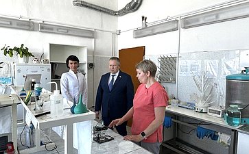 Денис Гусев сенатор провёл встречу с руководителем Нарьян-Марского муниципального унитарного предприятия объединенных котельных и тепловых сетей и посетил испытательную лабораторию