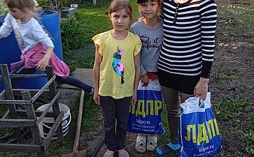 В Оренбурге проходит раздача очередного большого гуманитарного груза от ЛДПР и Сенатора РФ Елены Афанасьевой