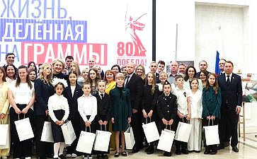 Андрей Серёжников наградил школьницу из Хабаровска за победу во Всероссийском конкурсе детского рисунка «Жизнь, делённая на граммы»