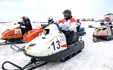 Римма Галушина в ходе поездки в регион приняла участие в традиционном окружном спортивном празднике снегоходной техники