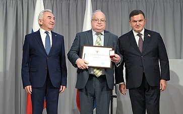 Сергей Перминов вручил Почетную грамоту Совета Федерации ректору Ленинградского государственного университета имени А.С. Пушкина Григорию Двасу