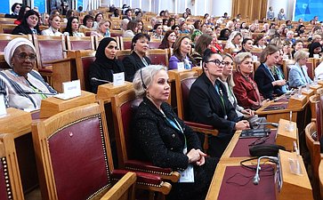 Пленарное заседание IV Евразийского женского форума «Женщины за укрепление доверия и глобальное сотрудничество»